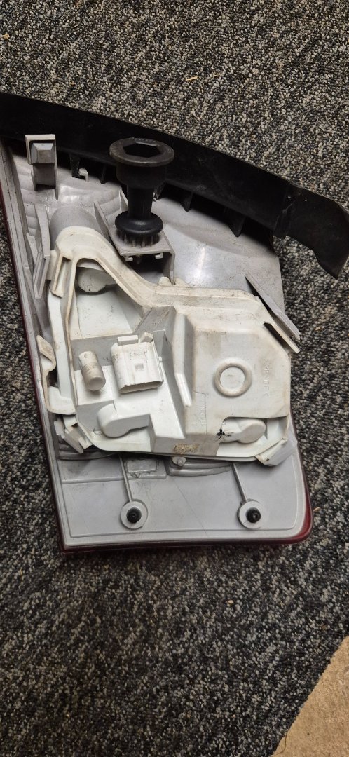 Audi A4 2003 - Baklykt venstre – bilde 2 av 3