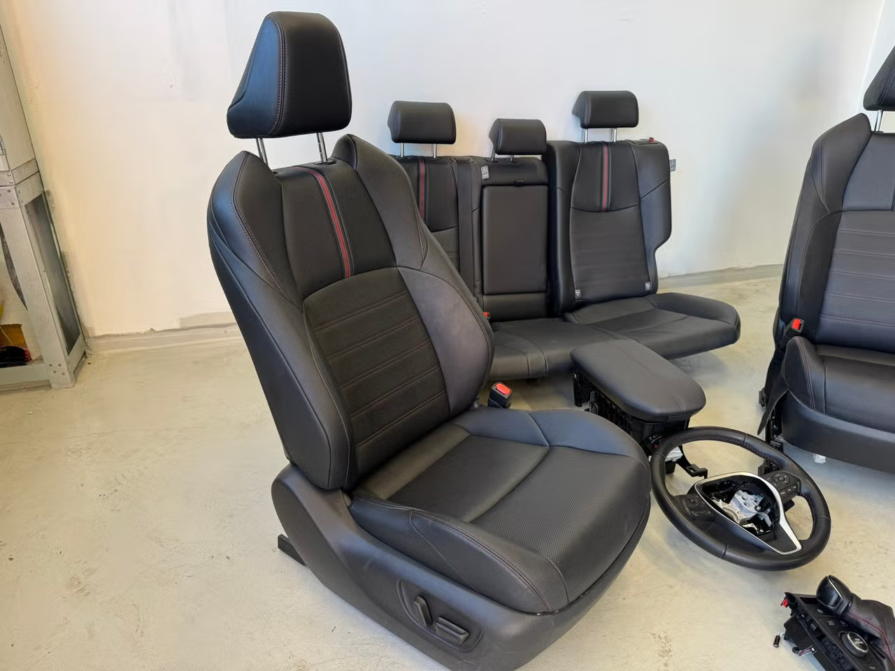 Toyota RAV4 - Innredning komplett – bilde 3 av 7