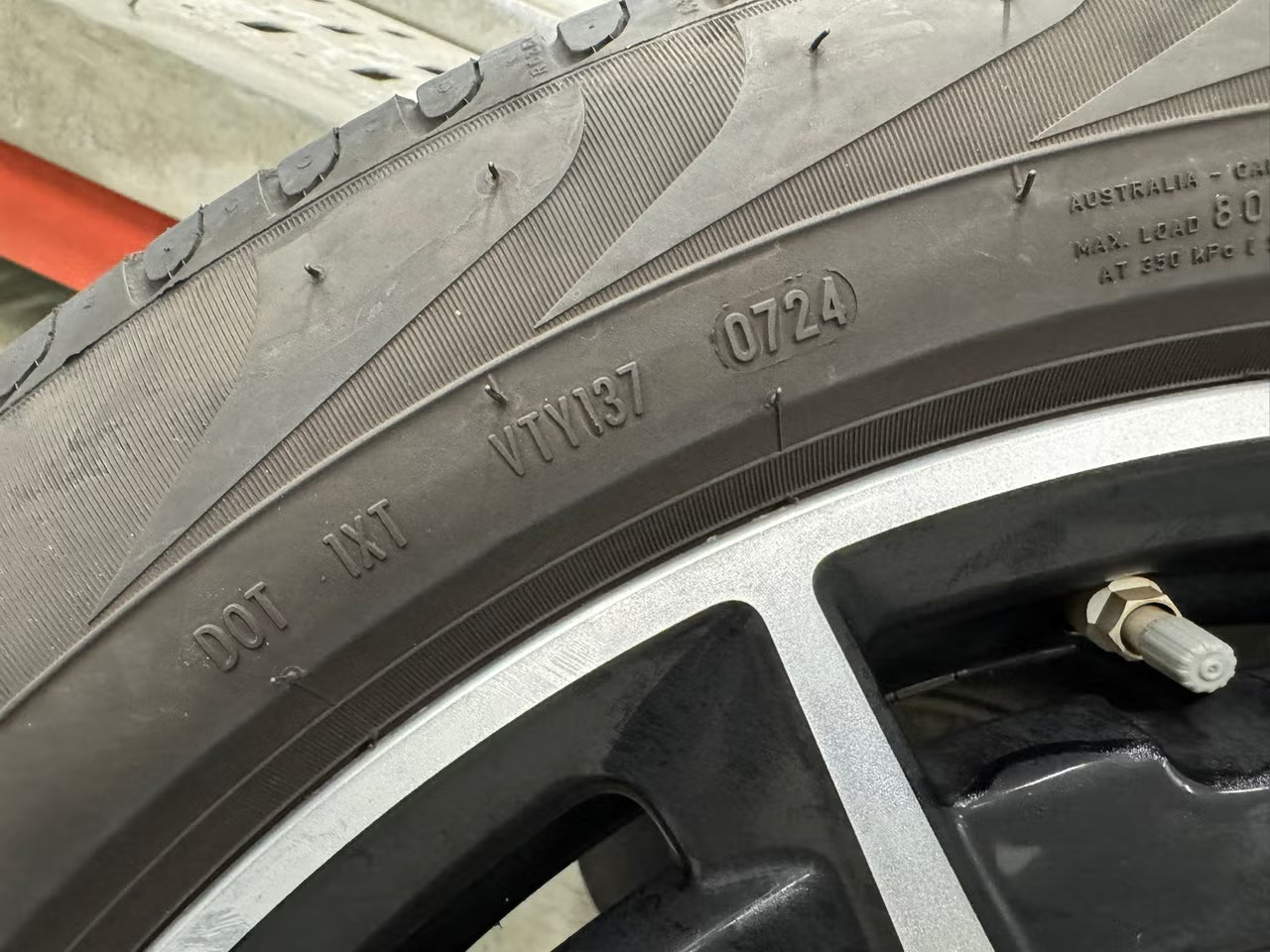 MERCEDES-BENZ EQC 400 4MATIC - Hjulsett – bilde 4 av 5