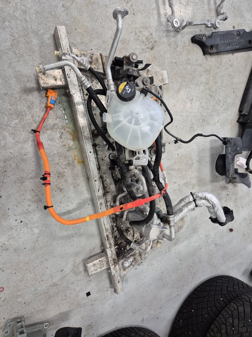 VOLVO XC40 - Frontplate – bilde 1 av 2